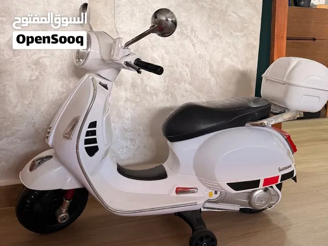 Jolie moto électrique pour enfant, style Vespa