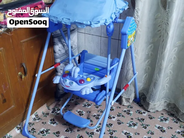 مرجوحةاطفال بحالة جيدة جدًا ونظيفة، لون أزرق  مناسبة للأطفال وتحتوي على واجهة ألعاب وأزرار موسيقية