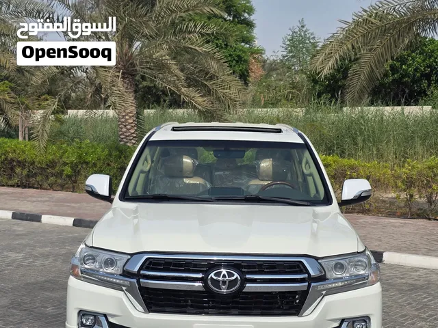 تويوتا لاند كروز 2017 V8  GXR  مواصفات خليجية  بدون حوادث  صبغ وكاله  قاطع مسافه 180km  فتحه جلد ثلا