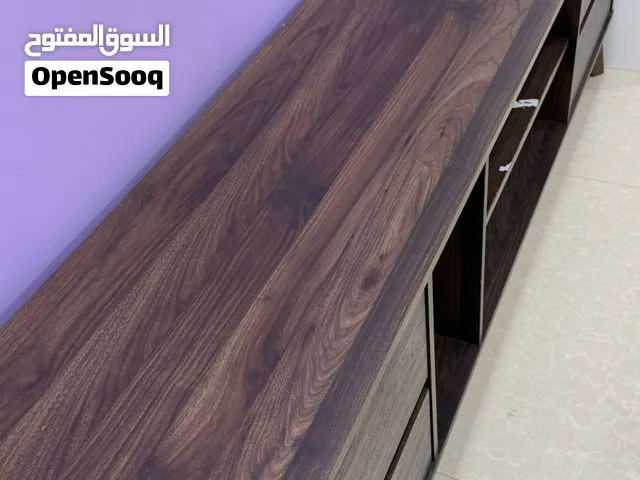 طاولة تلفزيون كبيرة لون جوز مع أدراج وتخزين