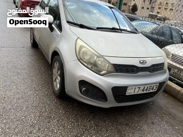 كيا ريو للبيع ماتورها مغير جديد السياره نظيفه بس بحاجه لدهان
