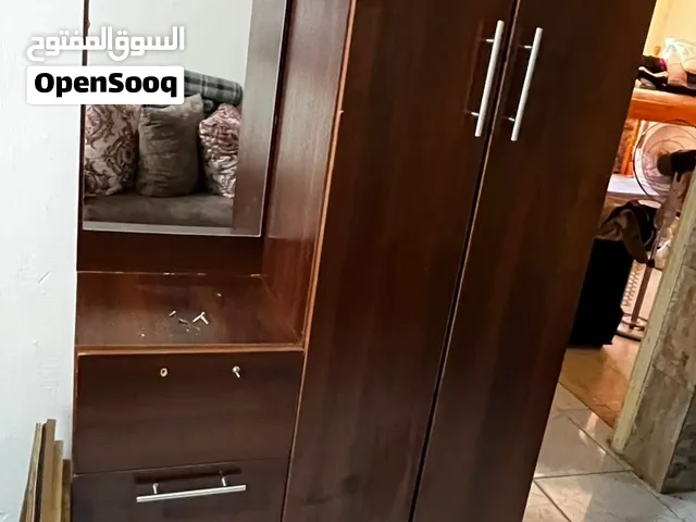 خزانة تعليق مع دروج ومرآة