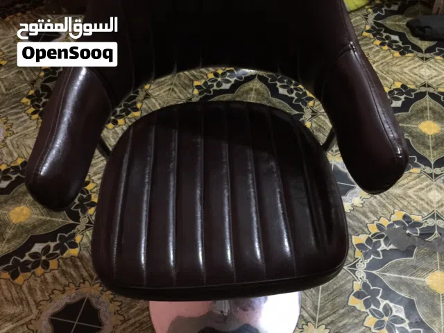 كرسي جديد غير مستعمل دوار يفيد جلوس للاطفال والحلاقة وقص الشعر