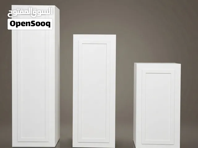 طقم أعمدة عرض بيضاء بتصميم لوحي أنيق (3 قطع)