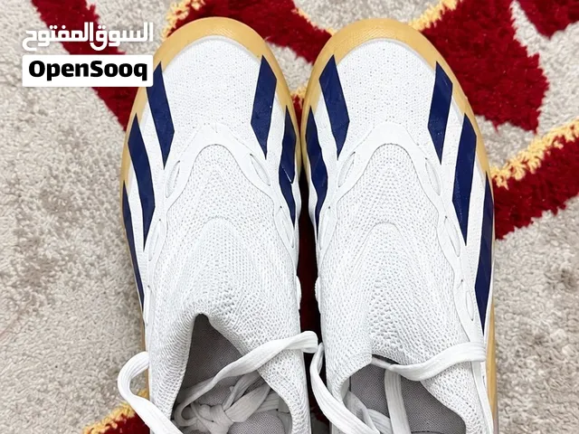 حذاء رياضي للعشب ب10
