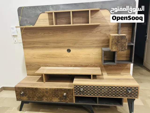 طاولة تلفزيون  خشبية راقيه بحالة جيدة  TV Table