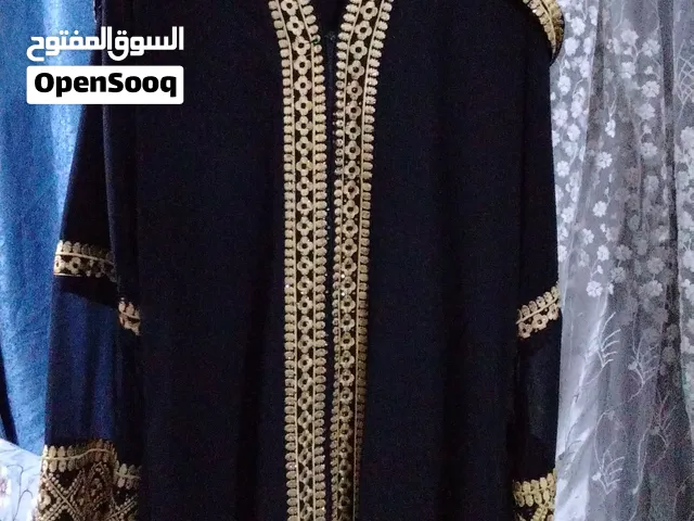 عبايه / جلابية نسائية سوداء مطرزة بالتطريز الذهبي الفاخر مع شيلة
