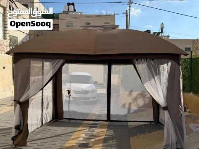 برجيلا بشكل خيمة باللون البني الراقي بتصميم عصري وأنيق يضيف لمسة فخامة لحديقتك