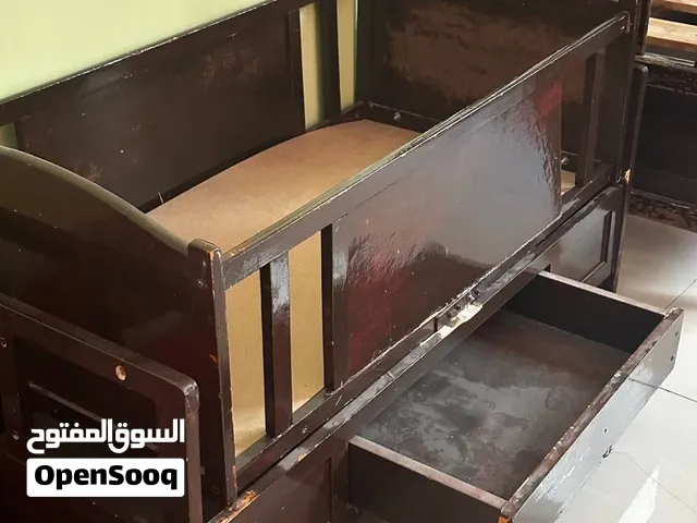 تخت بيبي للبيع مستعمل بحالة جيدة بسبب الانتقال الى محافظة اخرى