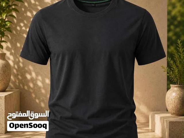 تيشيرت اسود اللون