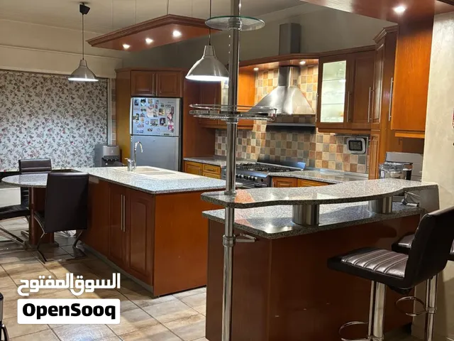 مطبخ جورسال مستعمل للبيع بسعر مخفض (قابل للتفاوض بالسعر)