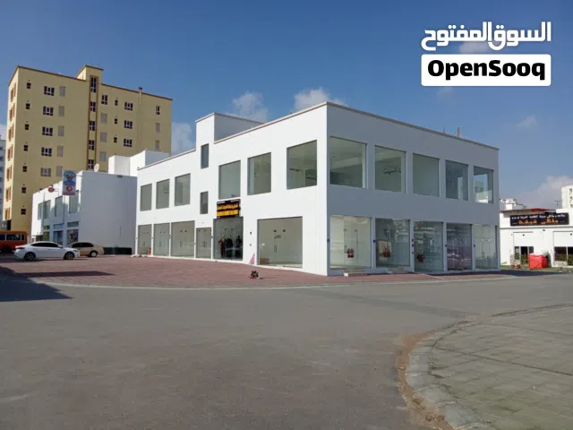 معرض كورنر 105متر مربع طابق اول للإيجار في العامرات السادسة قريب جميع الخدمات