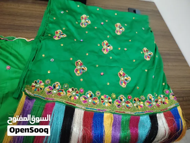 لبسة عمانية مكونه من 4 قطع شال وباطلون ودشداشة والليسو. مطرزة بخرز ثابت جميل وبدقة