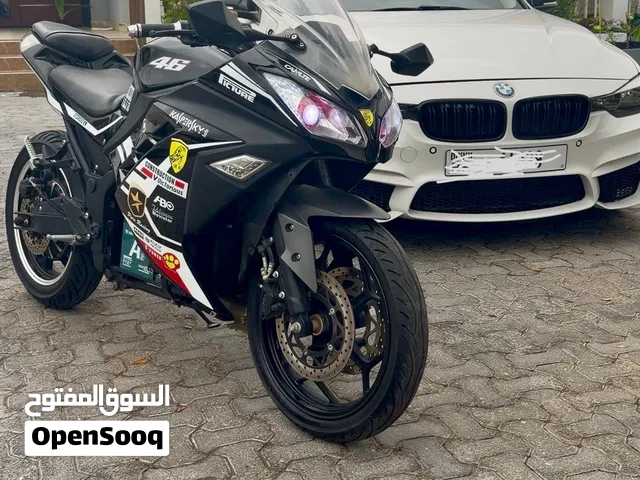 دراجة نارية كهربائية للبيع، تشتغل على الشحن. سرعتها القصوى بين120 إلى 130 كم