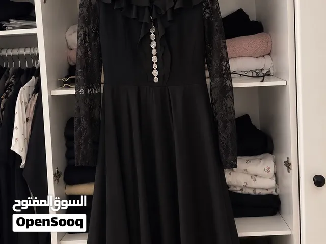 فستان اسود دانتيل للبيع سعر رمزي وجميل جدا يتميز الفستان بياقه مزينه من طبقة من الكشكاش لناعم