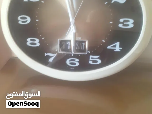 ساعة حائط كلاسيكية قديمة نادرة بموتور ترانزستور وتقويم ميكانيكي (قلاب)  من إنتاج الماركة اليابانية