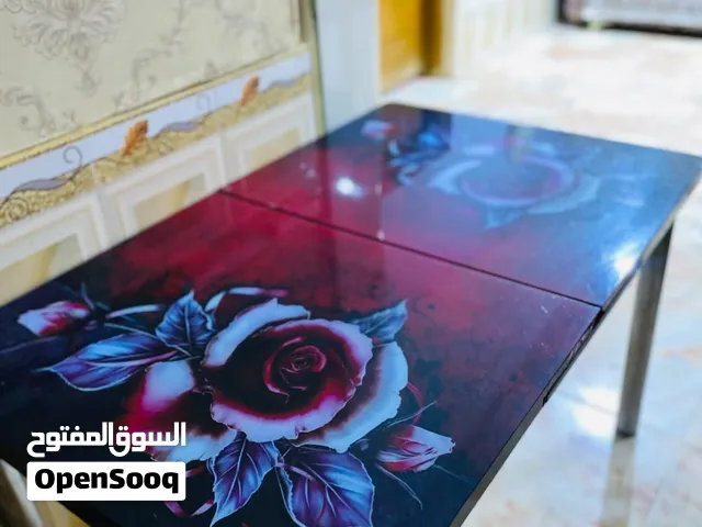 ميز طعام مع اربعة كراسي