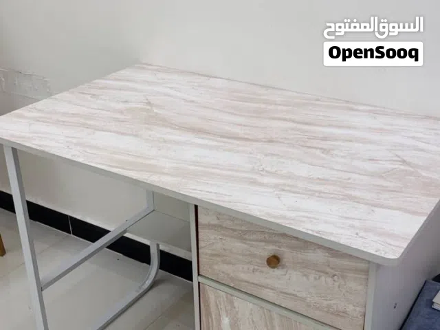ميز دراسه جديد جدا مع ثلاث جرارات
