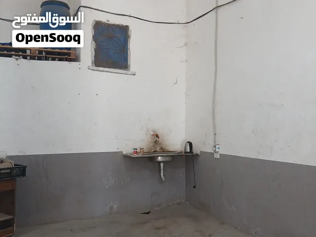 مخزن بالاسكندريه للايجار على الطريق الدائري مناسب لجميع الغراض يوجد حوله مساحات واسعه تسمح بدخول الح