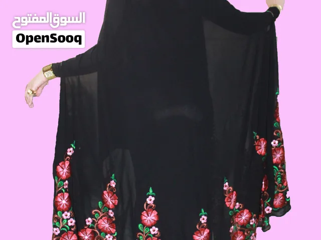 تصفية مخزون عبايات فاخرة من محل راقٍ