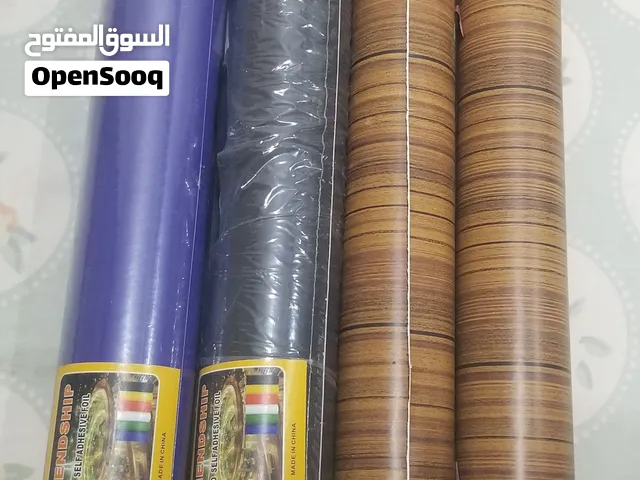 تُعد رولات لاصق الجدران (ورق الجدران ذاتي اللصق) حلاً ذكياً وسريعاً لتجديد ديكور منزلك أو مكتبك