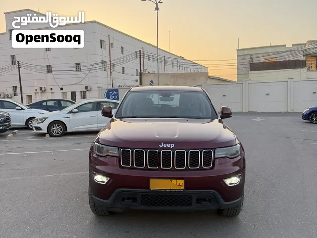 للبيع جيب جراند شيروكي2021 Laredo V6 وكالة عمان بحالة ممتازة GCC Oman Car Laredo edition clean car