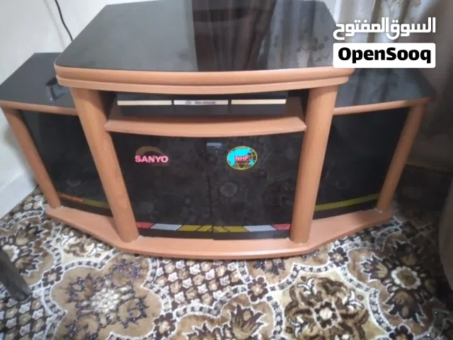 طاولة كمبيوتر ويمكن استخدامها الوضع شاشه مهما كانت حجمها منظرها جميل وتصميم ممتاز قاعده علويه متحركة