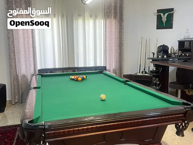 طاولة بليارد مع الثريا والكرات و4 عصي بليارد وطاولة ستاند للعصي