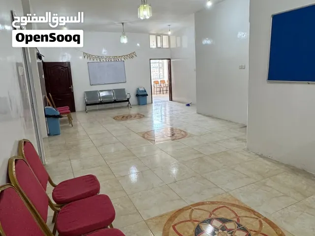 معهد للبيع