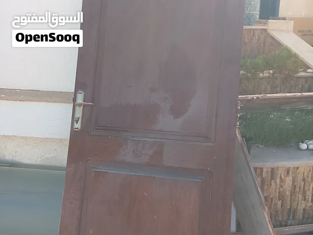 باب كامل موجنا مع عدد2نوافد بي في سي مع دولاب حوض وجه كامل مع حوض قدم بالمرش