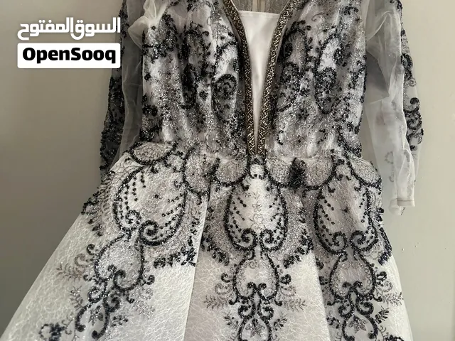 فستان سهرة ملكي بتطريز أسود فاخر
