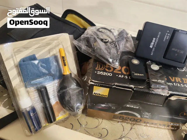 كاميرا نيكون(nikon D 5200) بحاله ممتازة نظيفه جدا مع كافه ملحقاتها للبيع