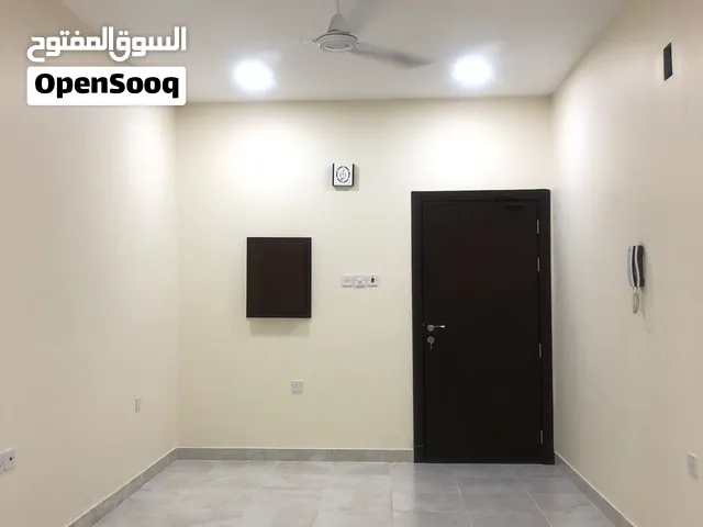 للايجار شقة في قلالي بالقرب من اسواق المنتزه للعزاب غير شامل