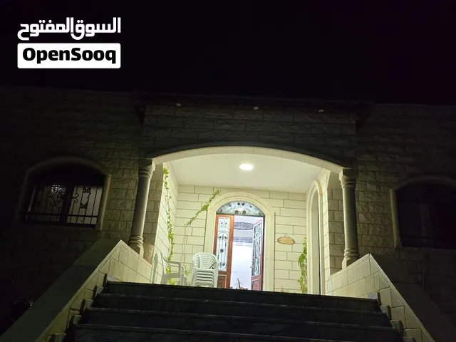 بيت حجر مستقل مرتفع