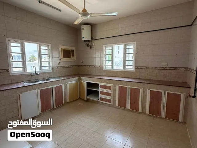 شقة للايجار في الخوض موقع مميز وهادي في الدور الاول شقه للايجار الشهري ولسنوي الخوض جاهزه للسكن ....