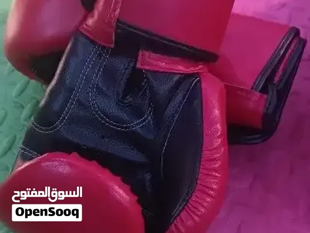 كرسي مساج وقفازات ملاكمه وبشت ملكي