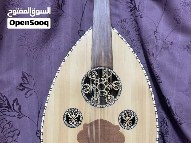 عود ممتاز للعزف مع الشنطة والريشتين يوجد توصيل والدفع عند الاستلام