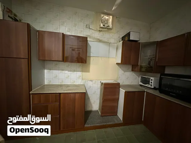 مطبخ مستعمل بحاله جيده جدا مع المغسل(stainless steel) و 2 فرن كهربائي
