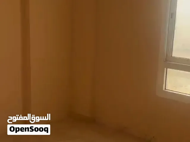 للبيع شقه مواجره في المعبيلة في مكان غني عن تعريف شقه في دور التاسع