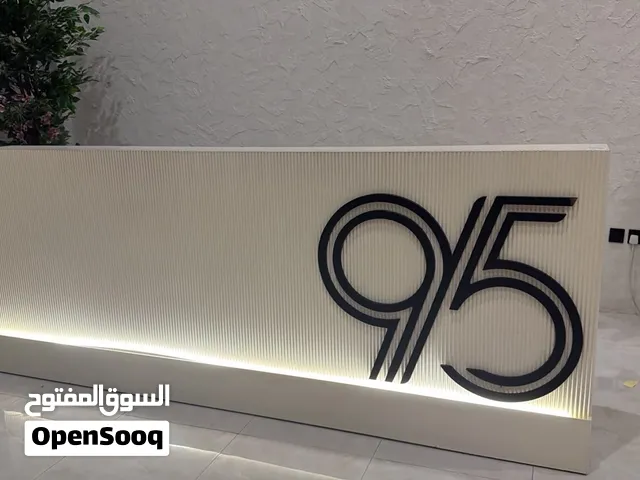 كاونتر استقبال شامل مكتبين وادراج تخزيين و2 كراسي بحالة نظيفة