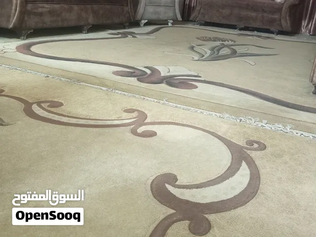 غرفة استقبال كاملة مع كل ملحقاتها نظيفة جدا جداا لون جوزي فاتح وبيجي