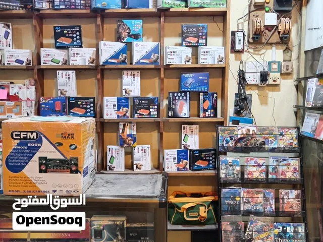 محل ألكترونيات للبيع بل كامل مع الأثاث والاجهزه يوجد فيه سبلت مع شاشتين بلازمه مع 3 ميوزه مع براد