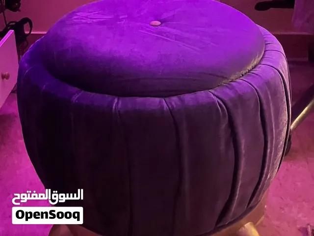 مقعد للتسريحه للبيع خشب جودته عاليه لا يوجد فيه اي خدش او اي عيوب