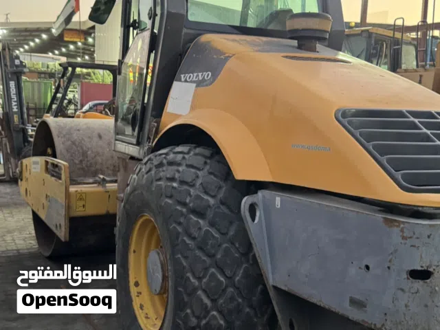للبيع مدحلة تربة VOLVO سنجل درام حالة ممتازة مديل 2015 كابينه مغلقه بحالة فنية ممتازة جدا جدا