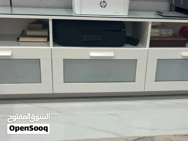 مكتبه تلفزيون و2 كوميديون من ايكيا