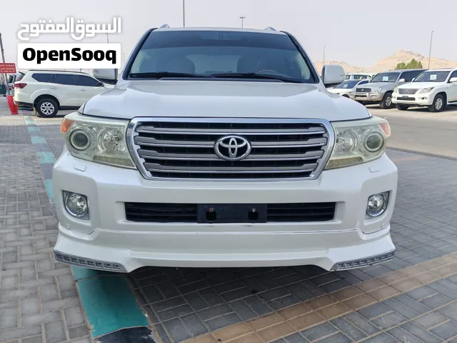 لاندكروزر خليجي الفطيم VXR V8 فل اوبشن 3 شاشات جلد تبريد مقاعد سكان كهرباء والخ صبغ مدقار فقط وكالة