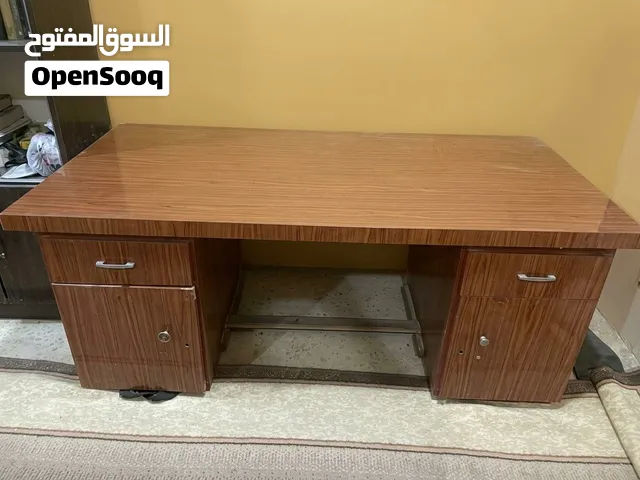 مكتب خشبي كبير وعريض بحاله الوكاله