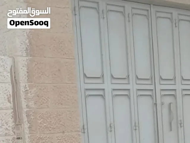 محل للايجار في نابلس رفيديا حي كمال جنبلاط يوجد ماء وحمام