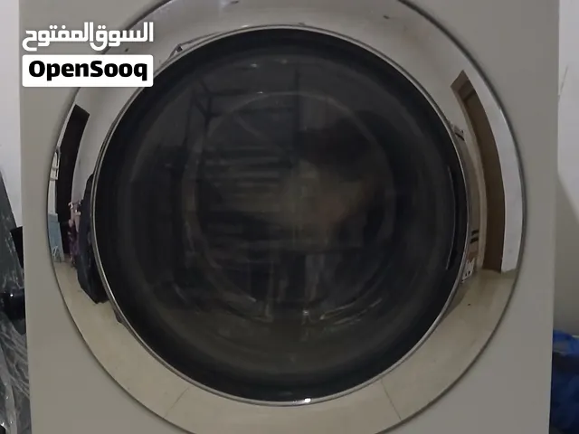 تعرض غسالة ملابس ومجفف أوتوماتيكية بتحميل أمامي من علامة دايو (Daewoo