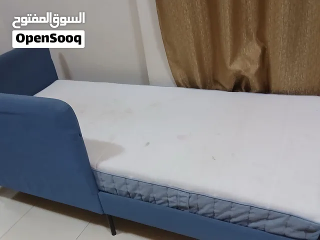 سرير فردي / نهاري منجد بلون أزرق أنيق (قياس 200×90 سم) مع المرتبة - بحالة ممتازة!